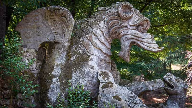 Ông Orsini bỏ ra nhiều tiền bạc, công sức cũng như dồn tâm trí cho việc xây dựng khu vườn với sự hỗ trợ của kiến trúc sư nổi tiếng bấy giờ Pirro Lugorio.