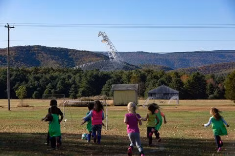Do thị trấn Green Bank không có wifi và sóng điện thoại nên người dân và du khách không thể sử dụng điện thoại thông minh, đài phát thanh hay bất cứ thiết bị điện tử không dây nào.