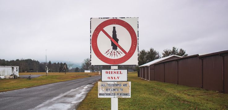 Các phương tiện đi lại ở Green Bank như ô tô đều dùng loại trang bị động cơ diesel nhằm giảm năng lượng từ đánh lửa động cơ. Thêm nữa, cư dân ở thị trấn Green Bank trồng nhiều loại cây lá kim giúp hấp thụ tiếng ồn.