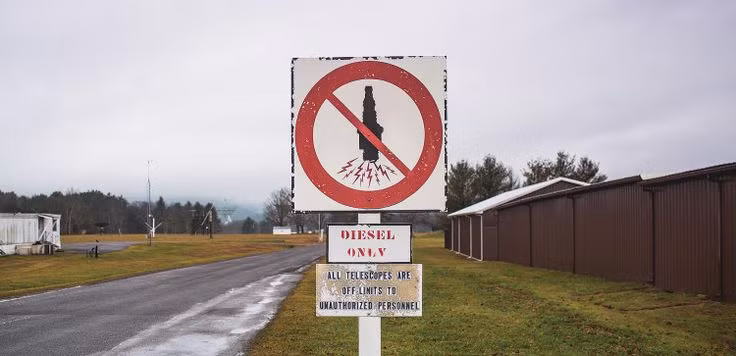 Các phương tiện đi lại ở Green Bank như ô tô đều dùng loại trang bị động cơ diesel nhằm giảm năng lượng từ đánh lửa động cơ. Thêm nữa, cư dân ở thị trấn Green Bank trồng nhiều loại cây lá kim giúp hấp thụ tiếng ồn.