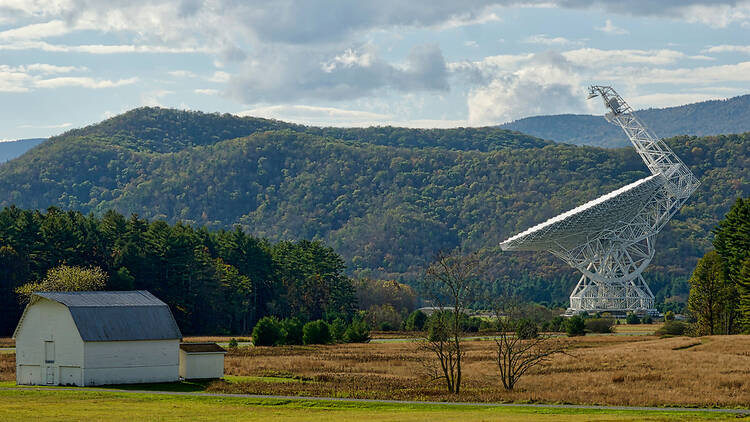Green Bank cấm sóng wifi và sóng điện thoại là có lý do. Thị trấn này là nơi tọa lạc đài thiên văn Green Bank lớn nhất thế giới. Công trình cao 150m, nặng 7,7 ngàn tấn và có thể phát hiện được tín hiệu phát ra từ khoảng cách 1,3 tỷ năm ánh sáng.