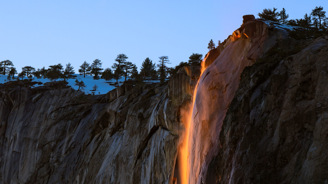 Horsetail có nguồn nước tan chảy từ ngọn núi phủ đầy tuyết El Capitan trong khoảng từ tháng 12 đến tháng 1 hàng năm, do hiện khúc xạ ánh sáng khi mặt trời chiếu rọi vào dòng nước đổ xuống vách đá đã tạo nên màu đỏ rực cháу như ngọn lửa.