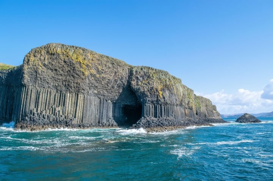 Động Fingal (Fingal’s Cave) là một hang động tuyệt đẹp, nằm trên hòn đảo không có người ở Staffa, ngoài khơi bờ biển phía Tây Scotland.