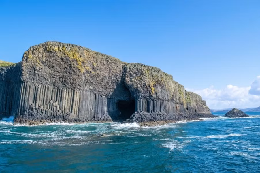 Động Fingal (Fingal’s Cave) là một hang động tuyệt đẹp, nằm trên hòn đảo không có người ở Staffa, ngoài khơi bờ biển phía Tây Scotland.