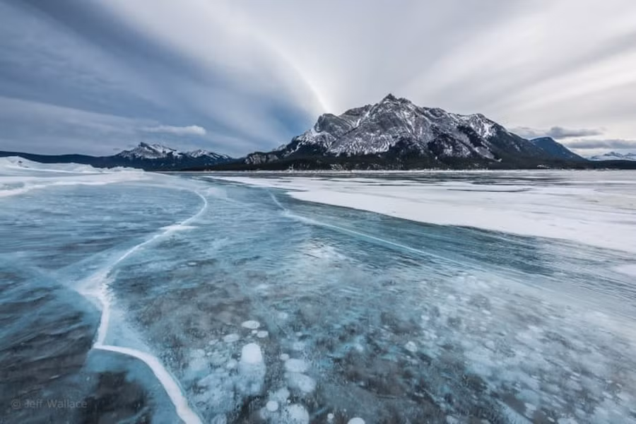 Hồ Abraham đã được tạo ra vào năm 1972, với việc xây dựng đập thủy điện Bighorn. Hồ thuộc nhánh sông Saskatchewan ở miền Tây bang Alberta 
