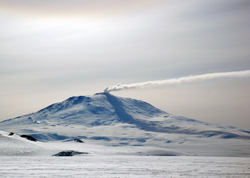 Núi lửa Erebus (Antarctica) là một ngọn núi lửa đang hoạt động ở Nam Cực, nằm bên bờ biển phía đông của đảo Ross với độ cao 3.794m trên mực nước biển 