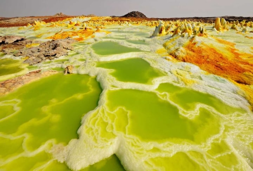 Danakil nằm dưới mực nước biển 125m và có nhiệt độ trung bình 34,5 độ C, do đó đây được xem là "địa ngục" trên trái đất. Hiện tượng địa chất làm trái đất bị tách ra, khiến Danakil Depression có nhiều hiện tượng kỳ lạ