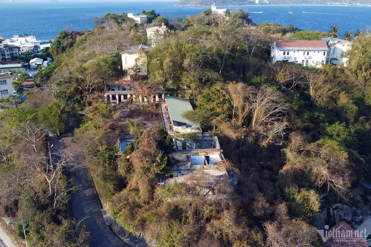 Di tích lầu Bảo Đại trước đây có nhiều du khách tới tham quan để chiêm ngưỡng kiến trúc của những căn biệt thự. Tuy nhiên, nhiều năm qua, nơi này hạn chế người vào vì địa phương giao khu đất cho doanh nghiệp làm dự án. 