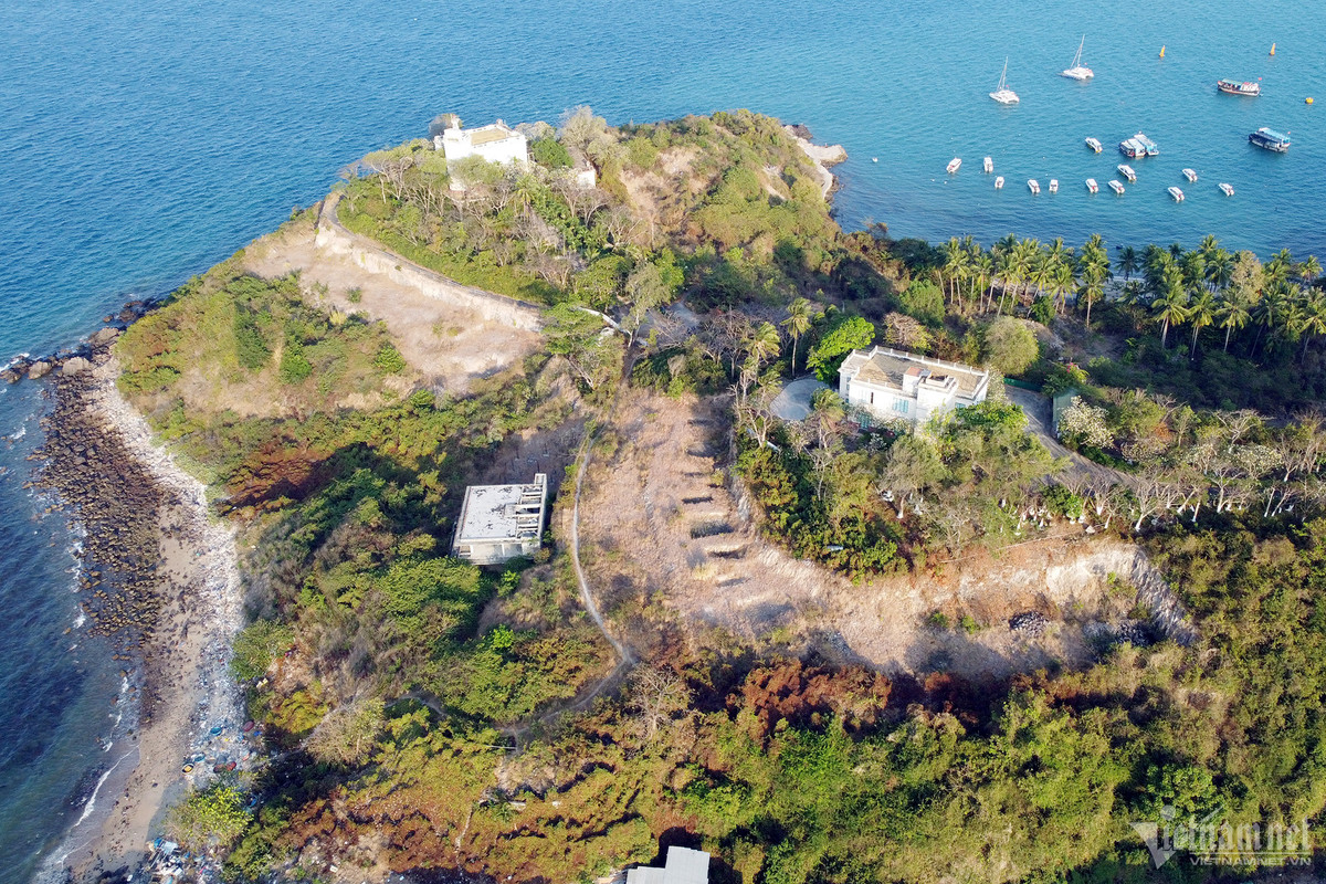 Tháng 8/2013, UBND tỉnh Khánh Hòa cấp giấy chứng nhận đầu tư, ban hành quyết định phê duyệt quy hoạch chi tiết, điều chỉnh cục bộ quy hoạch sử dụng đất khu di tích lầu Bảo Đại. Tỉnh có quyết định giao hơn 13 ha đất (bao gồm 5 biệt thự cổ, đất di tích lầu Bảo Đại và núi Cảnh Long cùng mặt biển) cho Công ty Khánh Hà thực hiện dự án kinh doanh Bảo Đại resort Nha Trang. 