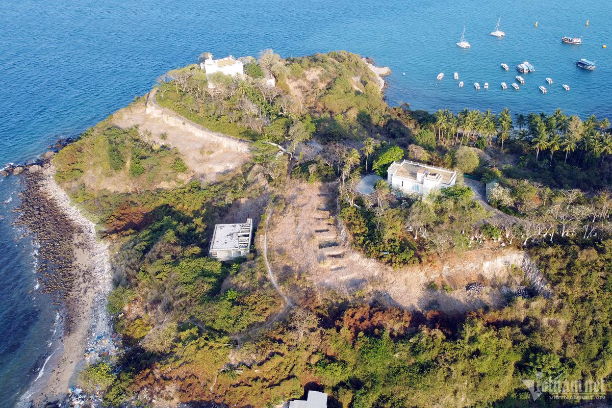 Tháng 8/2013, UBND tỉnh Khánh Hòa cấp giấy chứng nhận đầu tư, ban hành quyết định phê duyệt quy hoạch chi tiết, điều chỉnh cục bộ quy hoạch sử dụng đất khu di tích lầu Bảo Đại. Tỉnh có quyết định giao hơn 13 ha đất (bao gồm 5 biệt thự cổ, đất di tích lầu Bảo Đại và núi Cảnh Long cùng mặt biển) cho Công ty Khánh Hà thực hiện dự án kinh doanh Bảo Đại resort Nha Trang. 