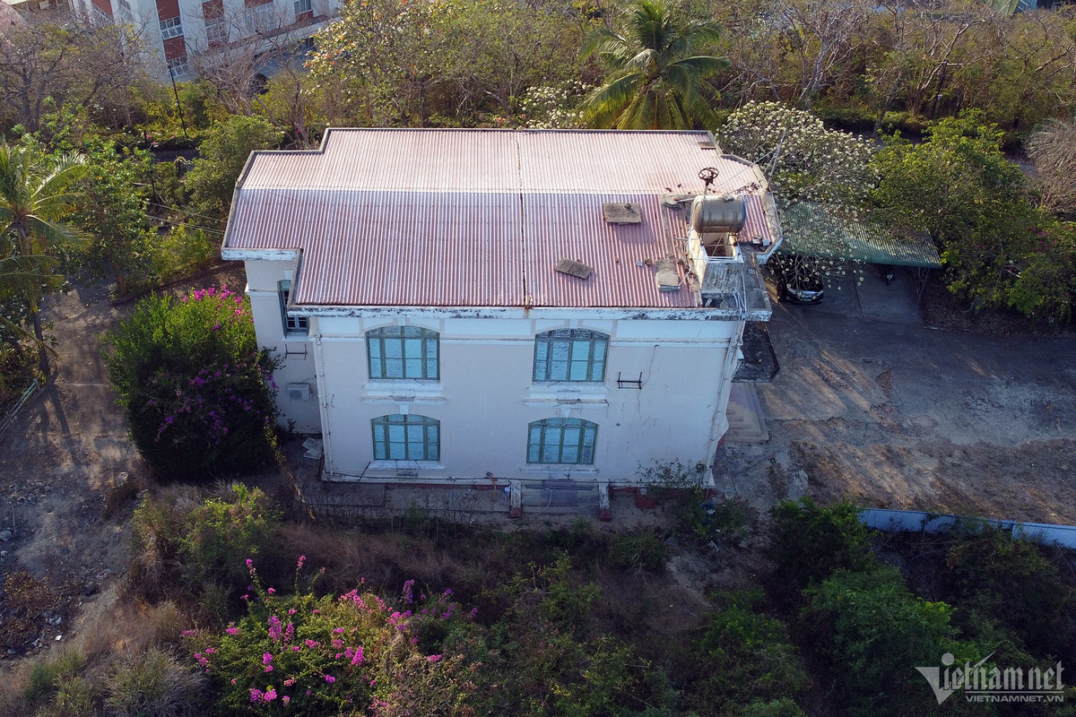 Những biệt thự này gần trung tâm thành phố, nằm trên núi Cảnh Long có hướng nhô ra vịnh Nha Trang. Sau nhiều năm giao doanh nghiệp quản lý, các biệt thự có dấu hiệu xuống cấp, hư hỏng. 