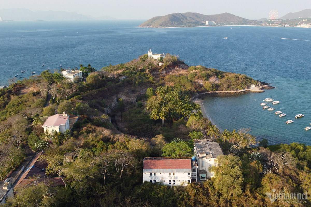 UBND tỉnh Khánh Hòa vừa đề nghị các sở ngành tham mưu kế hoạch, phương án tôn tạo, trùng tu 5 biệt thự tại khu di tích lầu Bảo Đại, phường Vĩnh Nguyên. Theo đó, Sở Văn hóa và Thể thao được tỉnh giao chủ trì, phối hợp các đơn vị liên quan tham mưu kế hoạch tổng thể về phương án tôn tạo, bảo tồn, quản lý và chủ động lập hồ sơ công nhận xếp hạng di tích 5 biệt thự trên. UBND tỉnh yêu cầu phải xác định tiến độ, các mốc thời gian cụ thể để hoàn thành các công việc liên quan.