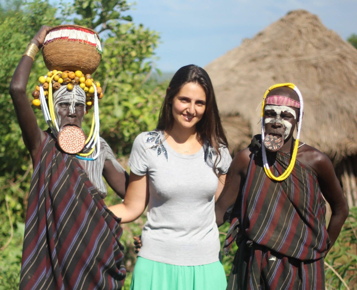 Sau đó, theo thời gian, kích thước chiếc đĩa sẽ ngày càng lớn dần. Thông thường, phụ nữ Mursi đeo chiếc đĩa có đường kính khoảng 10 - 15 cm.