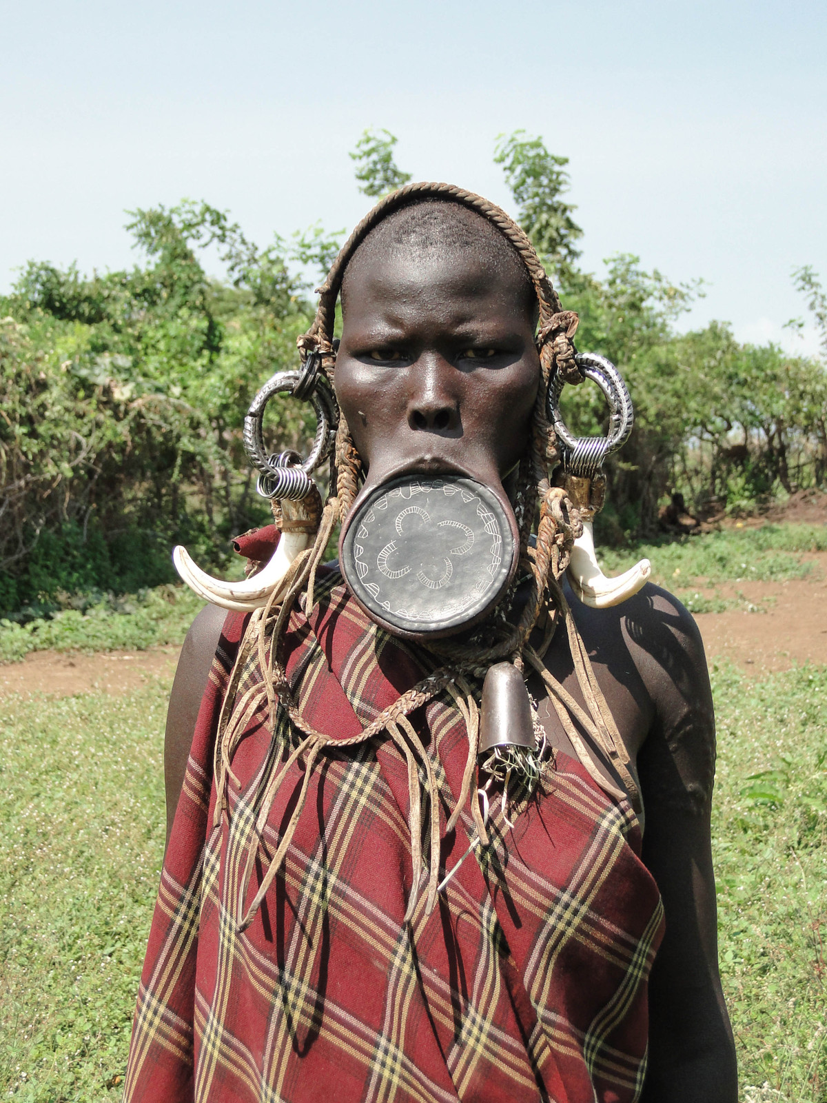 Quá trình đeo đĩa môi thường diễn ra khi các cô gái Mursi khoảng 15-16 tuổi. Khi ấy, họ sẽ được những người thân, trưởng bối trong bộ tộc giúp đỡ.