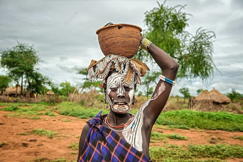 Đối với phụ nữ Mursi, việc nhổ răng, đeo đĩa môi là một quá trình đau đớn nhưng tượng trưng cho sự trưởng thành và là dấu hiệu cho thấy họ đã đến tuổi kết hôn, sinh con.