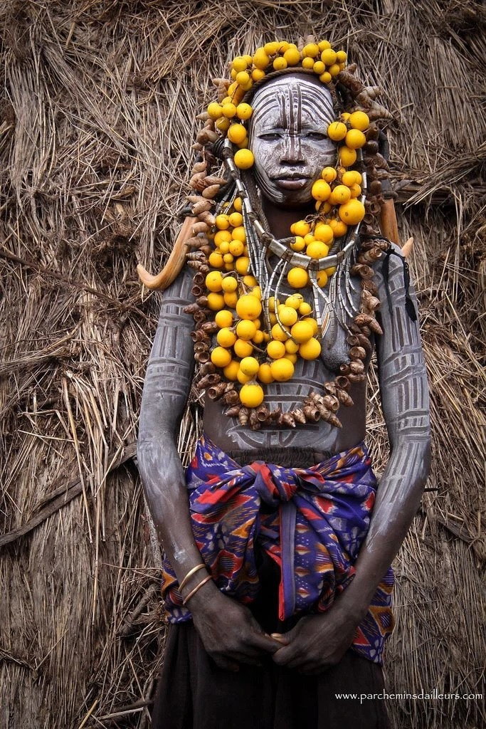 Ngày nay, một số phụ nữ Mursi không đeo đĩa môi vì việc nhổ răng và đục môi để cho vừa chiếc đĩa vào khá đau đớn.