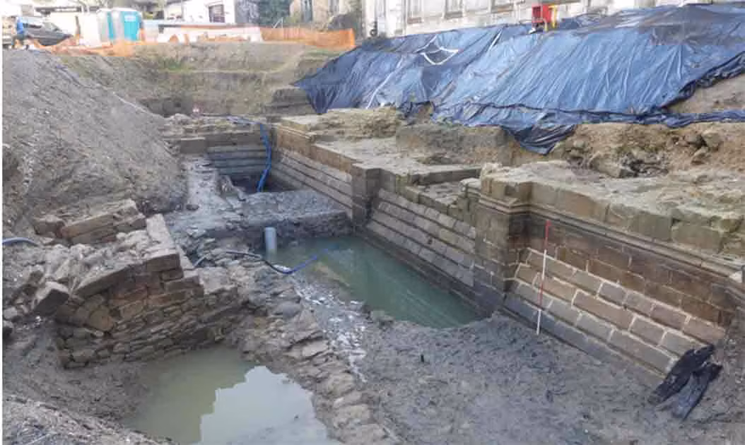 Từ thế kỷ 10 - 16, Brittany là một quốc gia phong kiến thời Trung cổ, được thành lập sau khi người Viking bị trục xuất khỏi khu vực. Là một quốc gia nhỏ bé, Công quốc Brittany được cai trị bởi một dòng dõi công tước cha truyền con nối.