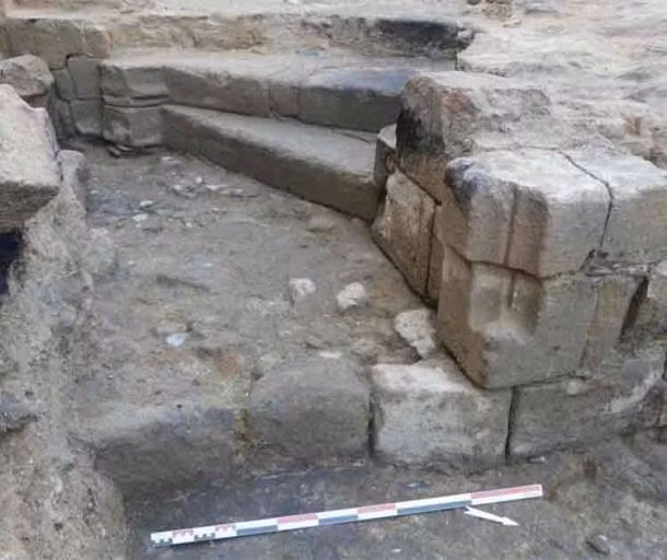 Lâu đài thời Trung cổ Château de l'Hermine được sử dụng trong 100 năm trước khi rơi vào tình trạng xuống cấp. Điều này xuất phát từ việc cháu trai của John IV là Francis II quyết định chuyển thủ đô của công quốc ra khỏi Vannes.