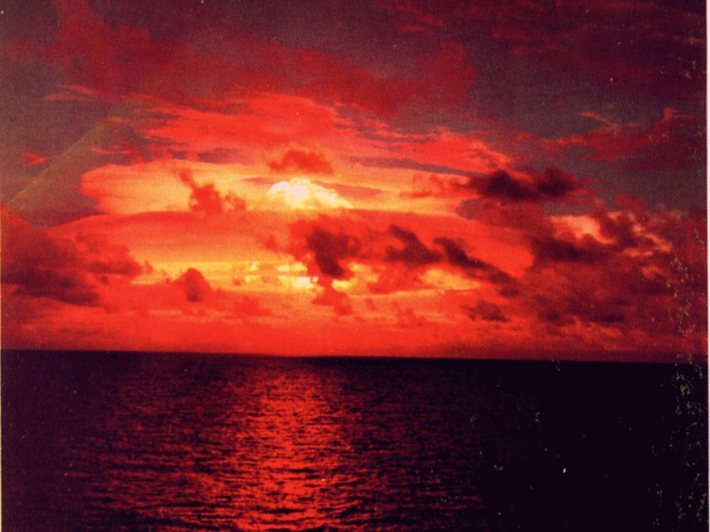 Theo các tài liệu được công bố, vụ thử quả bom hydro đầu tiên có biệt danh "Mike" tạo ra quả cầu lửa khổng lồ có đường kính 5 km. Trong vòng 90 giây, đám mây hình nấm bốc lên độ cao 17.000m.