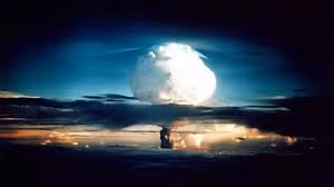 Quả bom hydro tên "Mike" cao 6m và nặng 20 tấn. Nó là thiết bị hạt nhân đầu tiên tạo ra lực nổ mạnh từ phản ứng nhiệt hạch (quá trình hợp nhất nguyên tử) thay vì chỉ dùng phản ứng phân hạch (quá trình phân chia nguyên tử).