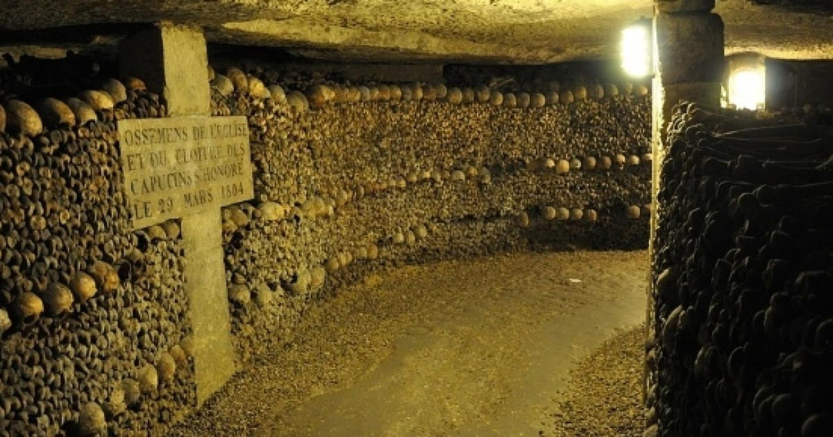 Trong hơn 10 năm tiếp theo, hàng triệu bộ hài cốt được chuyển từ các nghĩa trang trên mặt đất xuống hầm mộ.