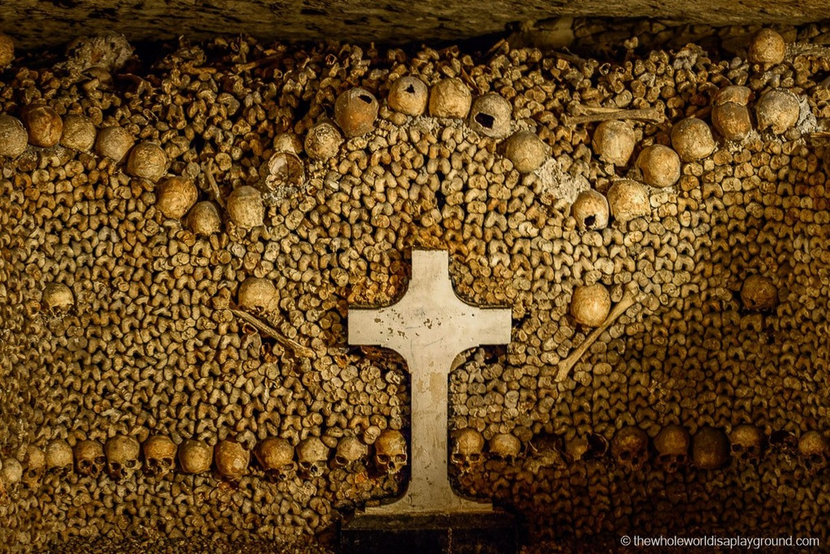 Thành phố Paris ngừng đưa thi hài người quá cố xuống đây từ năm 1860. Người ta sắp xếp các thi hài thành những bức tường xương người hết sức rùng rợn, bao gồm bức tường được xếp theo họa tiết như cây thập tự.