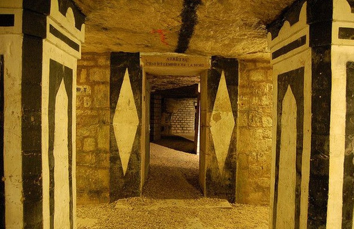 Ngay từ lối vào, du khách sẽ nhìn thấy hàng cột đen trắng cùng lời cảnh cáo làm bất cứ ai gan dạ nhất cũng phải chùn bước, suy nghĩ: “Dừng lại, ở sau đây là lãnh địa của thần chết” (Arrête, c’est ici l’empire de la Mort).