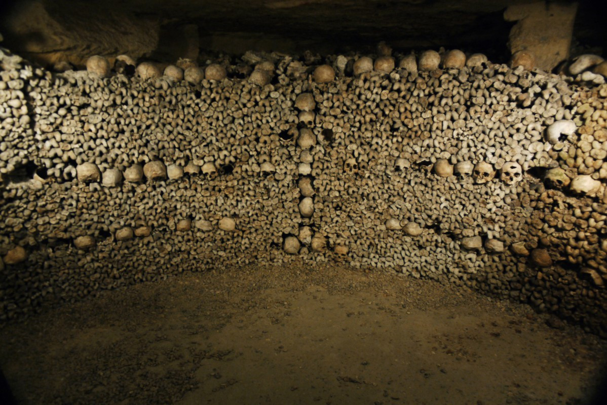 Vì vậy, giới chức Paris đã nghĩ ra giải pháp tận dụng các đường hầm cổ xưa dưới lòng thành phố làm nơi cất giữ hài cốt được đưa ra.