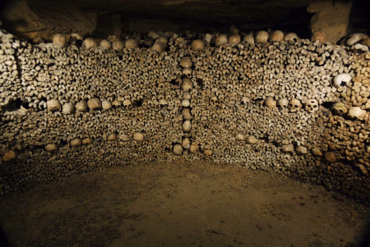 Vì vậy, giới chức Paris đã nghĩ ra giải pháp tận dụng các đường hầm cổ xưa dưới lòng thành phố làm nơi cất giữ hài cốt được đưa ra.