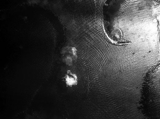 Tuy nhiên, sau khi được hạ thủy, chiến hạm Yamato không thể giúp Nhật Bản xoay chuyển cục diện khi Mỹ phát triển, triển khai các tàu sân bay hiện đại có thể mang theo máy bay ném bom và ngư lôi. Nhờ đó, tàu sân bay của Mỹ có thể tấn công các chiến hạm trong phạm vi hơn 321 km. Khoảng cách này nằm ngoài tầm bắn của chiến hạm Yamato.