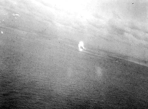 Dù vậy, các thủy thủ trên chiến hạm Yamato vẫn cố gắng cứu con tàu khỏi bị chìm. Tuy nhiên, gần 100 máy bay và 2 tàu ngầm của Mỹ tiếp tục tấn công khiến Yamato tiếp tục trúng 10 quả ngư lôi và 7 quả bom. Thuyền trưởng và hàng trăm thủy thủ trên chiến hạm này thiệt mạng.