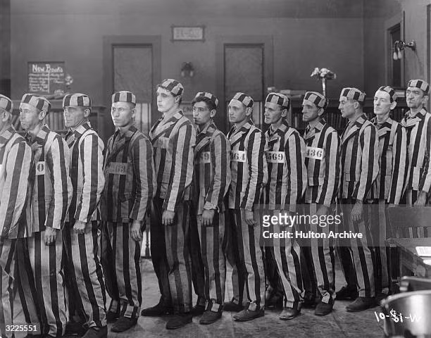 Tuy nhiên, một số nơi trên thế giới có những "cải tiến" như thay thế sọc kẻ đen thành sọc màu nổi bật như đỏ, cam, vàng… nhằm giúp cai ngục dễ dàng phát hiện và định vị phạm nhân hơn.