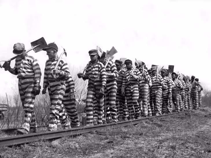 Trang phục chính thức của tù nhân ở Anh bao gồm: áo jacket trắng, quần trắng, mũ, tất cả đều được đóng dấu mũi tên biểu thị cho tài sản của hoàng gia.