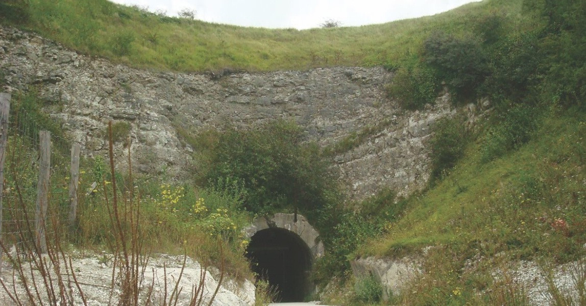 Tuy nhiên, Đức quốc xã chưa kịp xây xong khu phức hợp ngầm ở Mimoyecques thì căn cứ này đã bị Anh và quân Đồng minh phát hiện, liên tục dội bom oanh tạc.