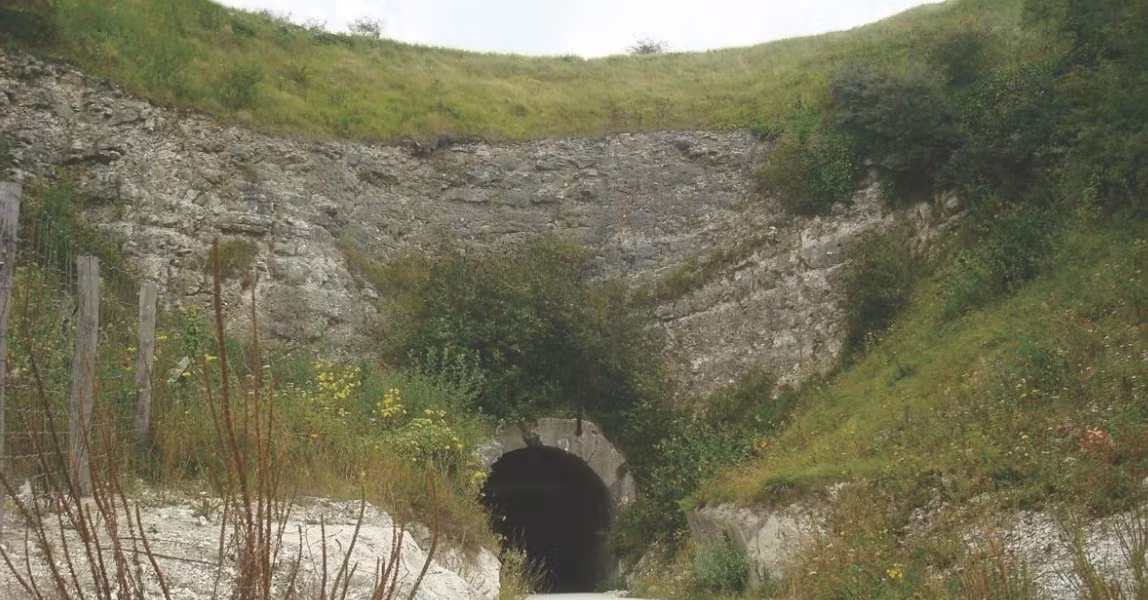 Tuy nhiên, Đức quốc xã chưa kịp xây xong khu phức hợp ngầm ở Mimoyecques thì căn cứ này đã bị Anh và quân Đồng minh phát hiện, liên tục dội bom oanh tạc.