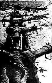 Siêu pháo V3 có nòng pháo dài 130m, hoạt động theo cơ chế nhồi thuốc theo nhiều giai đoạn. Để có thể tấn công, oanh tạc trúng mục tiêu mà không bị Anh và quân Đồng minh phát hiện, chính quyền Hitler quyết định giấu siêu vũ khí này bên trong một khu phức hợp ngầm ở Mimoyecques, miền Bắc nước Pháp.