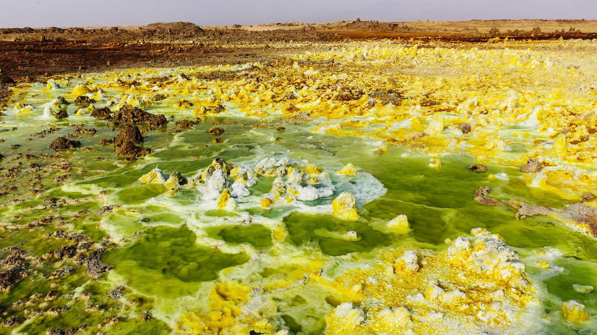 Vùng lõm Danakil (Danakil Depression) ở Ethiopia của châu Phi là nơi khắc nghiệt nhất hành tinh. Nhiệt độ trung bình quanh năm khoảng 37 độ C nhưng có thời điểm lên tới 62 độ C, địa chất tại vùng đất này vô cùng khác lạ với nhiều núi lửa, hồ dung nham sủi bọt, vùng thủy nhiệt có nhiều suối nước nóng và hồ muối.