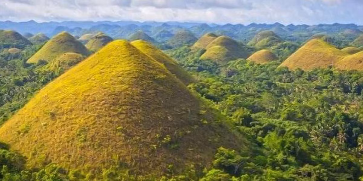 Những ngọn đồi chocolate ở Bohol, Philippines được gọi là "Kỳ quan thứ 8 của thế giới". Sở dĩ chúng có tên Chocolate là vì đồi phủ cỏ xanh mướt chuyển sang màu nâu vào mùa khô.