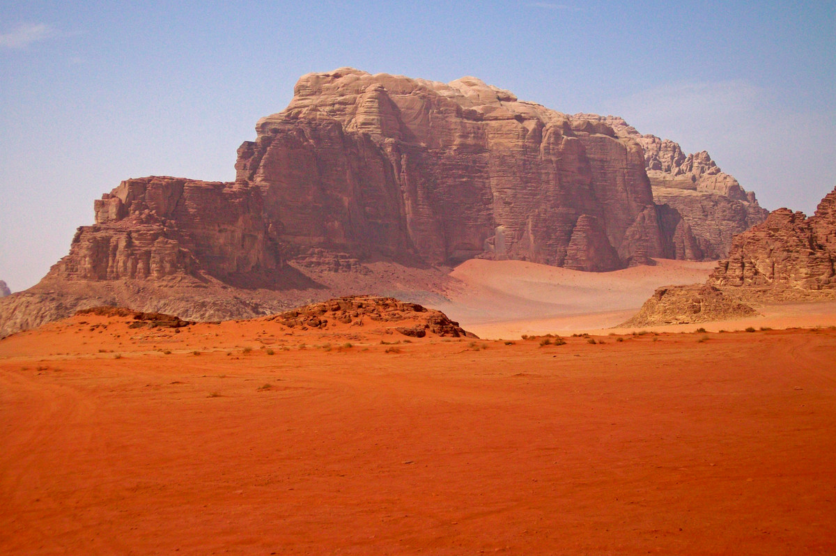  Vùng đất màu đỏ cam độc lạ ở sa mạc Wadi Rum tại Jordan gây ấn tượng với cảnh quan siêu thực, độc đáo. Nhiều người cứ ngỡ như đang lạc bước trên sao Hỏa.