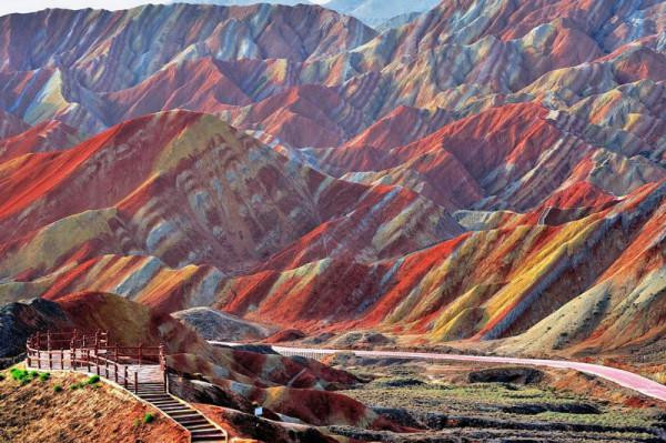 Công viên địa chất vùng Zhangye Danxia của Trung Quốc gây ấn tượng với dãy núi cầu vồng. Hàng trăm lớp sa thạch màu và các khoáng chất đã được ép vào với nhau trong hơn 24 triệu năm. Nhờ vậy, dãy núi có những màu sắc và lớp vân thay đổi từ màu đỏ tươi, màu hạt dẻ, chanh đá, tới màu vàng, cam, xanh biển…