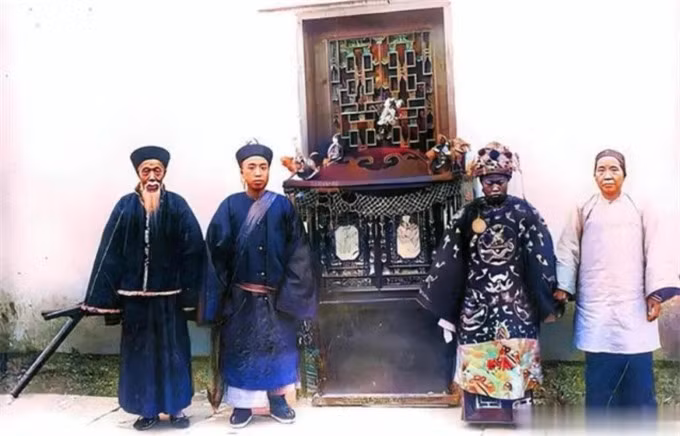 Bức ảnh chụp hôn lễ của một cặp đôi thời nhà Thanh bên cha mẹ. Căn cứ vào trang phục và kiệu hoa, nhiều người cho rằng họ xuất thân từ gia đình giàu có.