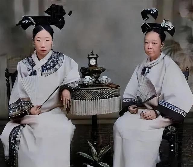 Hai phụ nữ xuất thân trong gia đình giàu có, quyền quý chụp ảnh kỷ niệm.