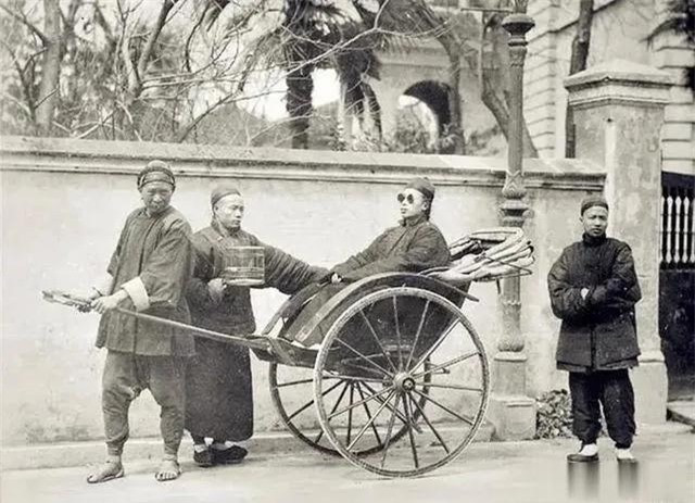 Một quý tộc Mãn Châu ngồi xe kéo khi đi ra ngoài. Bên cạnh là một người hầu cầm theo chiếc lồng chim - thú vui tiêu khiển của chủ nhân.