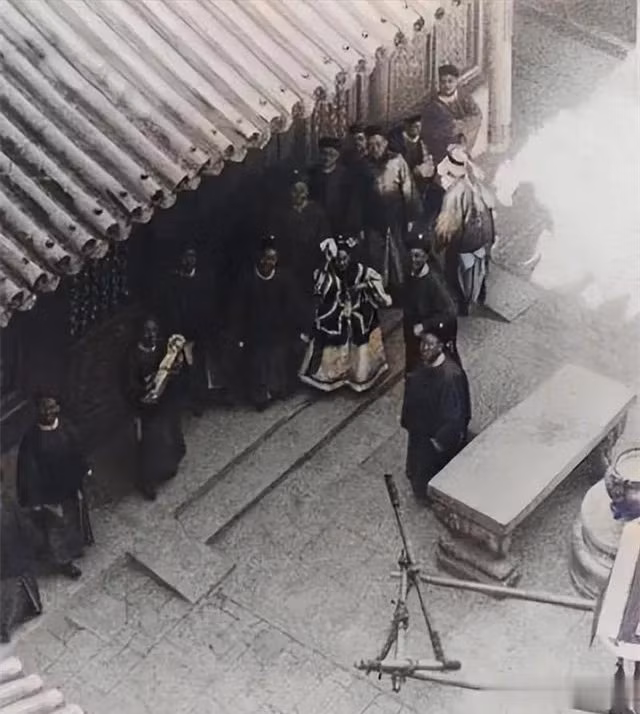 Trong bức ảnh chụp trộm từ mái nhà, nhan sắc của Từ Hi Thái Hậu khiến nhiều người "sốc" khi bà hoàng này không hề xinh đẹp như nhiều người vẫn nghĩ.