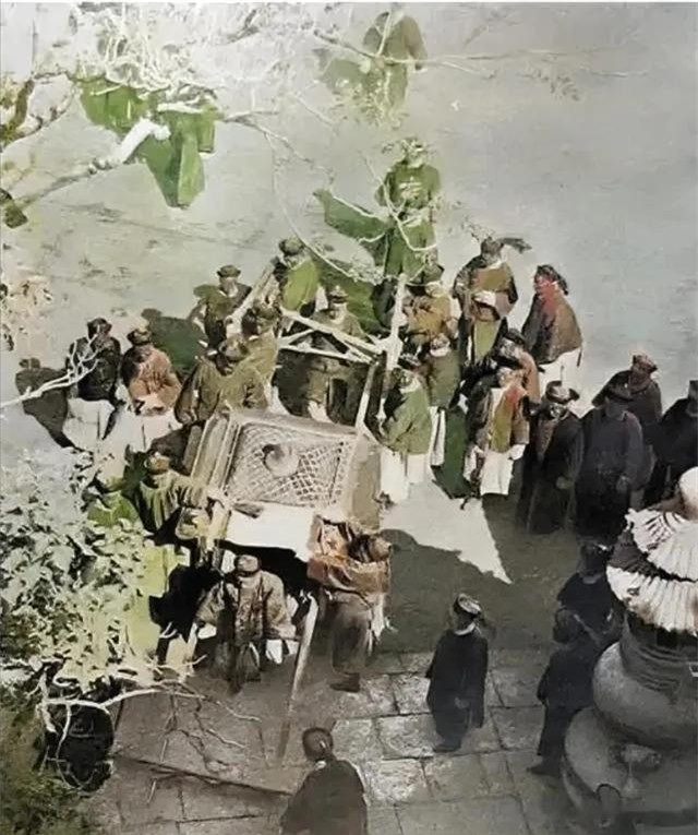 Ảnh chụp từ trên cao hoàng đế Quang Tự khi bước xuống kiệu.