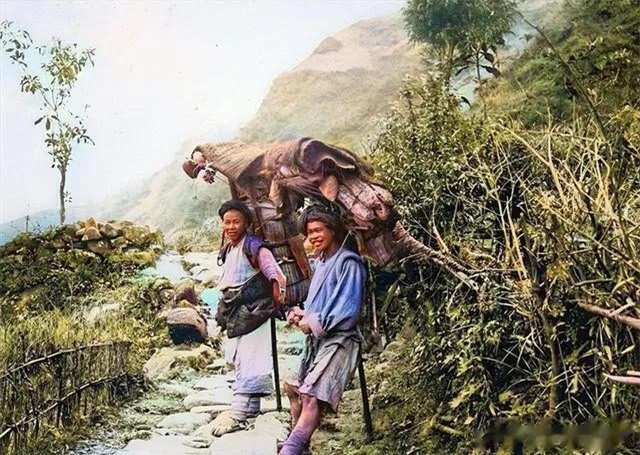 Hai người đàn ông làm công việc khuân vác hàng hóa cho khách để kiếm sống.