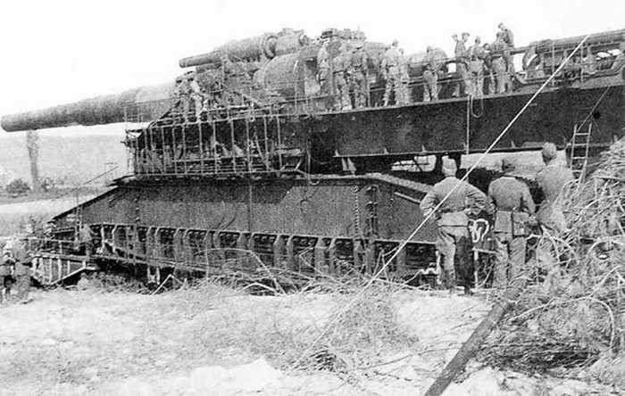 Theo đó, đến cuối năm 1941, quá trình chế tạo siêu pháo Schwerer Gustav hoàn tất. Vũ khí này có tổng trọng lượng 1.350 tấn, dài 47,3m, rộng 7,1m, cao 11,6m. Đường kính cỡ nòng của pháo lên tới 0,8m và sử dụng loại đạn nặng 7,1 tấn.