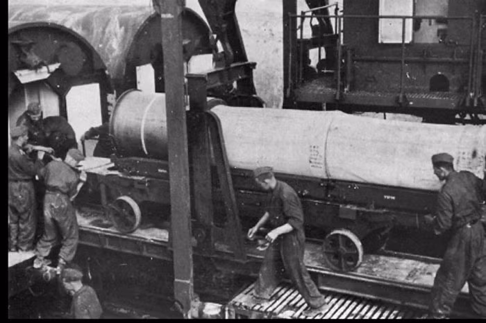 Do sử dụng loại đạn nặng 7,1 tấn/viên nên siêu pháo Schwerer Gustav sẽ cần từ 30 - 45 phút cho mỗi phát bắn. Mỗi ngày, vũ khí này có thể bắn tối đa 14 viên đạn. Nếu là đạn nổ thì tầm bắn là 48 km và là 38 km trong trường hợp là đạn xuyên giáp.