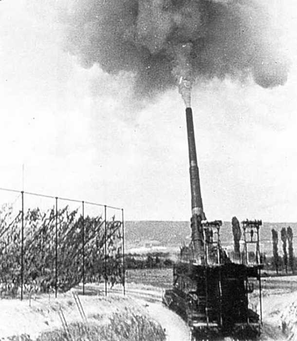 Vậy nên, siêu pháo Schwerer Gustav từng được Hitler đặt nhiều kỳ vọng sẽ "làm nên chuyện" bị lính Đức phá hủy tại một khu rừng nằm cách thị trấn Auuerbach 15km về phía bắc ngày 14/4/1945.