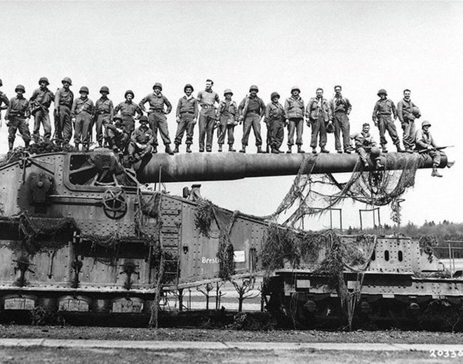 Với kích thước "khủng", siêu pháo Schwerer Gustav sẽ được lính Đức tháo rời rồi vận chuyển ra mặt trận bằng hệ thống đường ray riêng.
